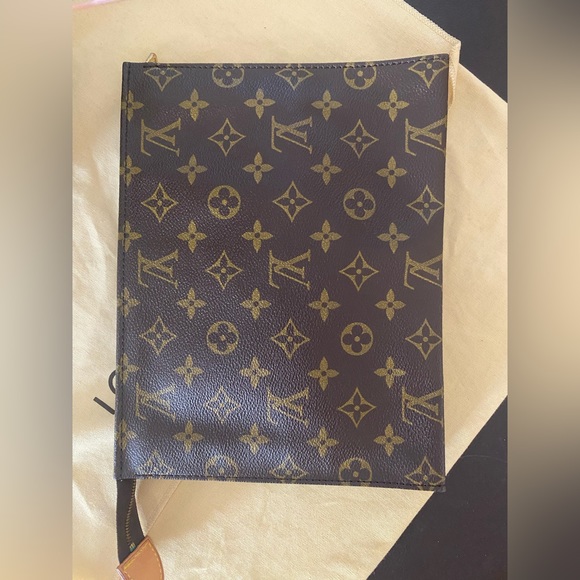 LV Toiletry 26 Monogram - Picture 13 of 15